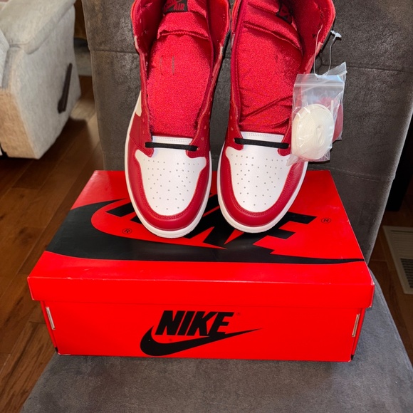 NIB NEW Women’s Nike Air Jordan 1 Retro High OG Satin Snake Sneakers 12 - Picture 3 of 6